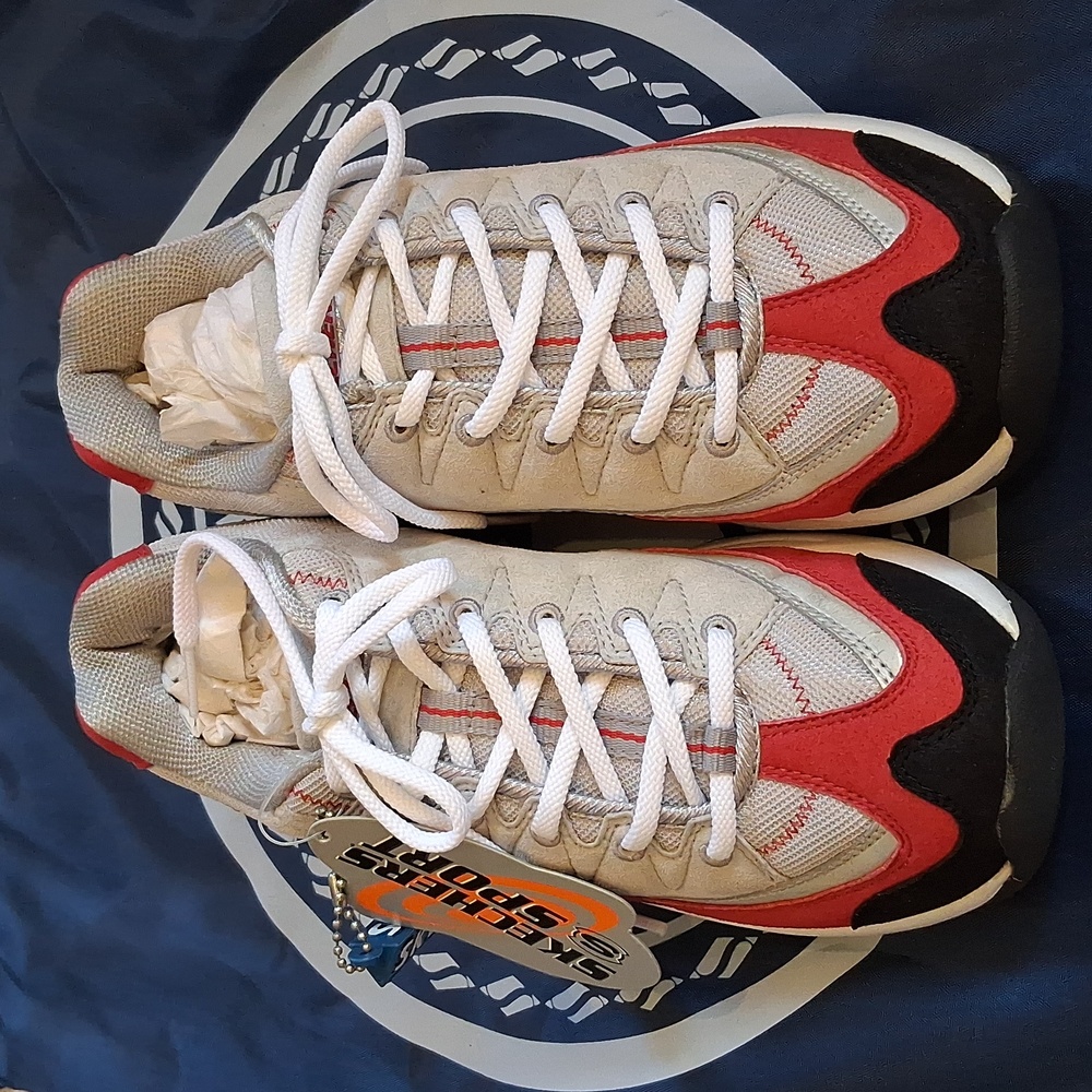 Skechers Black, Red & Gray Womans Sneakers, Key Chain, Messenger Bag & Backpack - Picture 7 of 13